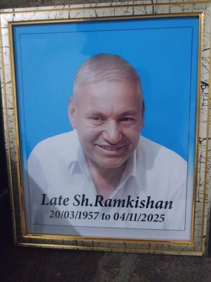 Pandit Ramkishan became immersed in the Lord's feet while singing bhajans during the night vigil.