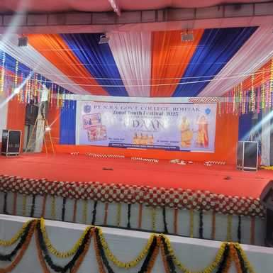 रोहतक नेकीराम महाविद्यालय में तीन दिवसीय युवा महोत्सव के लिए मुख्य मंच को अंतिम रूप देते मजदूर।