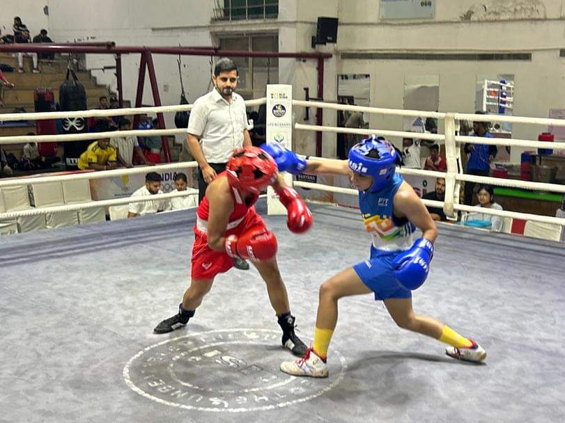 राजीव गांधी स्टेडियम में हरियाणा ओलंपिक बॉक्सिंग प्रतियोगिता के दौरान मुकाबला करती नूंह की भारत