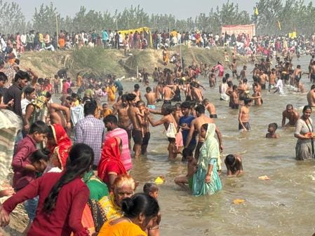 Faith prevailed over chaos, one lakh devotees took a bath