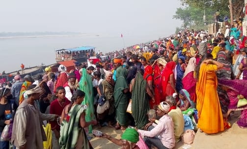 Kartik Purnima: 2.5 lakh devotees took a dip in Ganga