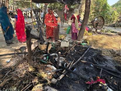 Fire broke out in the hut, goods including ten thousand rupees were burnt.