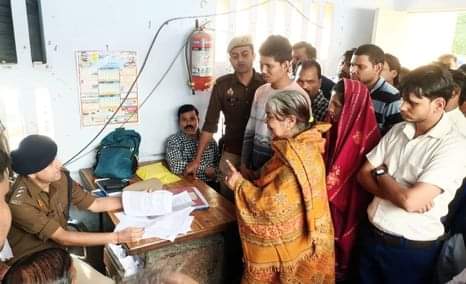 People made video of Satyabhan falling on the road alleges inspector pushed me from the roof in Shahjahanpur