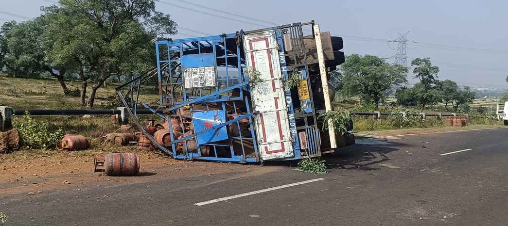 A truck loaded with gas cylinders overturned on the Damoh Jabalpur highway