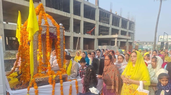 Nagar Kirtan welcomed with a shower of flowers