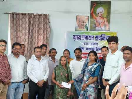 बिजली कनेक्शन संबंधी पत्र देती ग्राम पंचायत सवनिया की प्रशासक