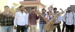 Congress burnt the effigy of Election Commission with the slogan Save Democracy.