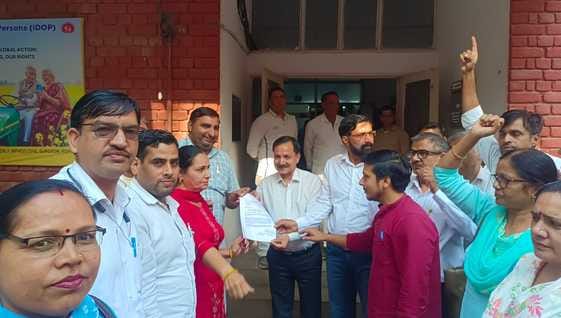 Health workers demonstrated at the Civil Surgeon's office and submitted a memorandum