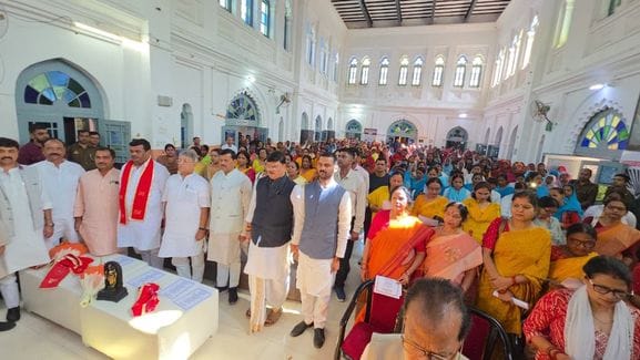 700 people sang Vande Mataram together in Tilak Hall