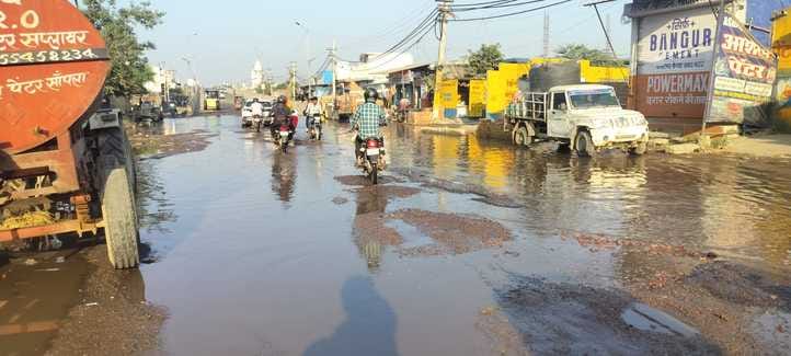 The municipality is not paying attention to the road that has become a pond