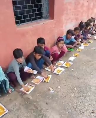 बच्चों को कागज पर रखकर खाना खिलाया