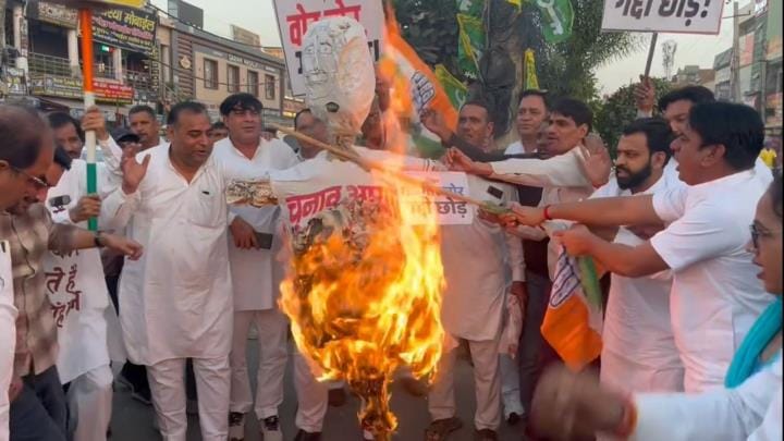 Congress workers took to the streets against vote rigging, burned effigies of the Election Commission and BJP