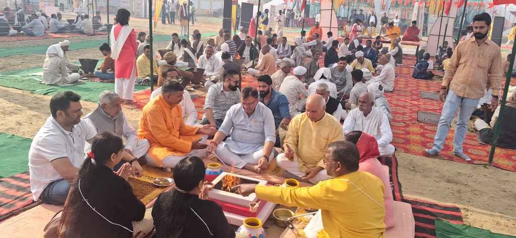 Foundation stone of Bal Gurukul and Ayurvedic Hospital laid with Vedic mantras