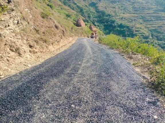 Asphalting work started on Bardakhan-Bisradi road
