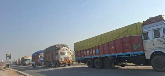 The ban on paddy vehicles continues at the border, farmers head towards Gangoh Mandi.