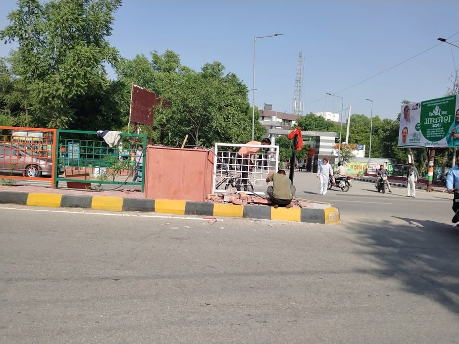 The city council built flower pots on the divider without any planning and is now getting them demolished at the danger point