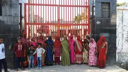 Troubled by waterlogging for three years, women locked the Nagar Panchayat office.