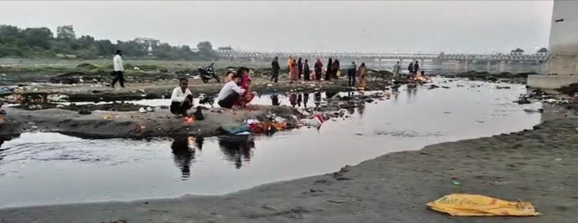 Mantola drain hurts the sentiments of devotees, forcing them to drink dirty water.