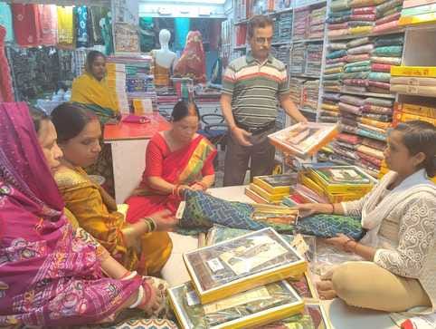 The summer season begins, clothing markets bustling with customers