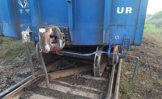 पटरी से उतरा मालगाड़ी का पहिया।