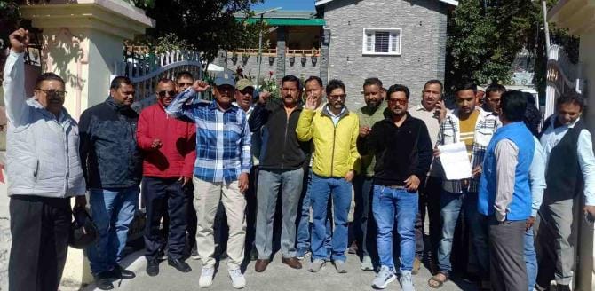 People united against the expansion of Naini Saini Airport and roared at the Collectorate.