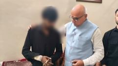 सांसद के साथ पीड़ित