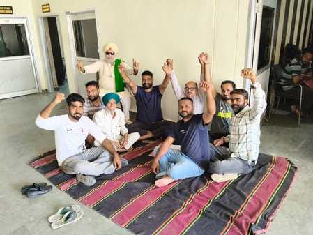 Councilors stage protest at the Municipality in Ratia