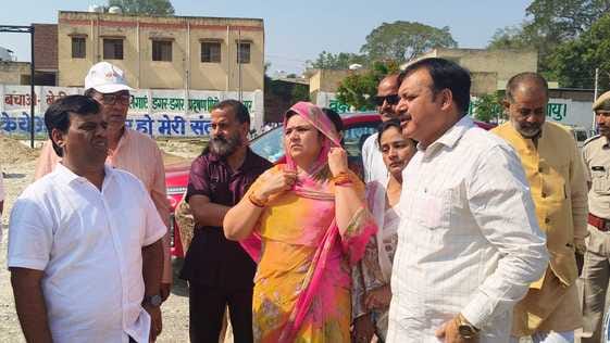 सांसद महिमा कुमारी ने स्टेडियम निर्माण कार्य का निरीक्षण कर जताई नाराजगी - फोटो - अमर उजाला