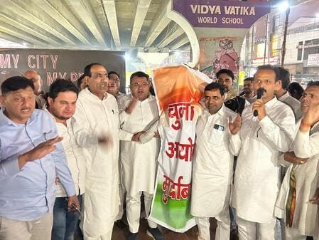 Congress burnt the effigy of the Election Commission.