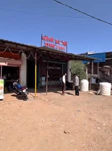 शराब दुकान से शराब लेता छात्र