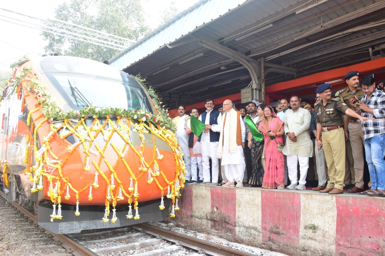 Vande Bharat reached Chitrakoot, railway station echoed with the praise of Shri Ram.