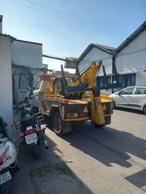 Recovery van breaks Baldev Nagar railway gate