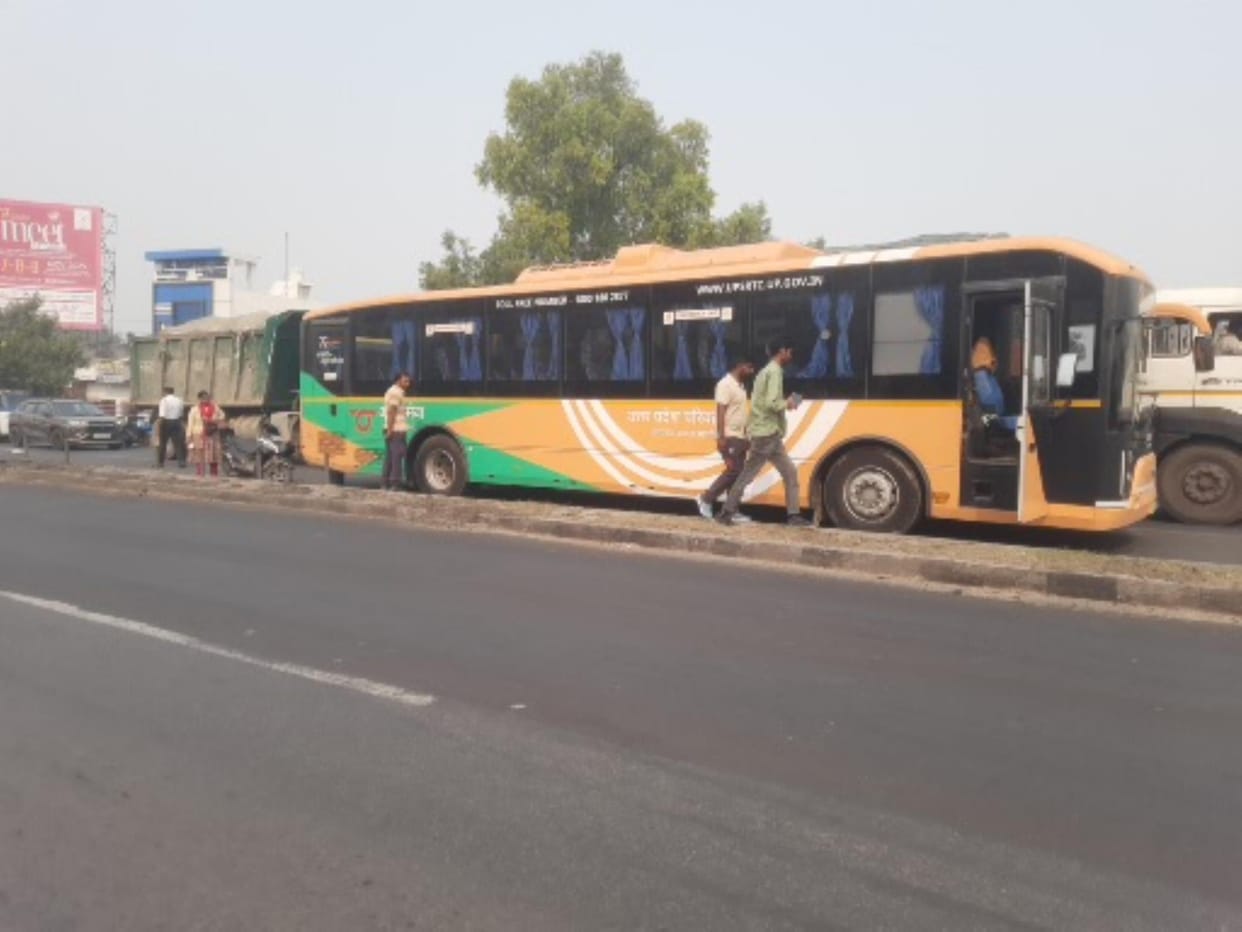 Bus breaks down on Bhagwan Talkies flyover, causes traffic jam for an hour