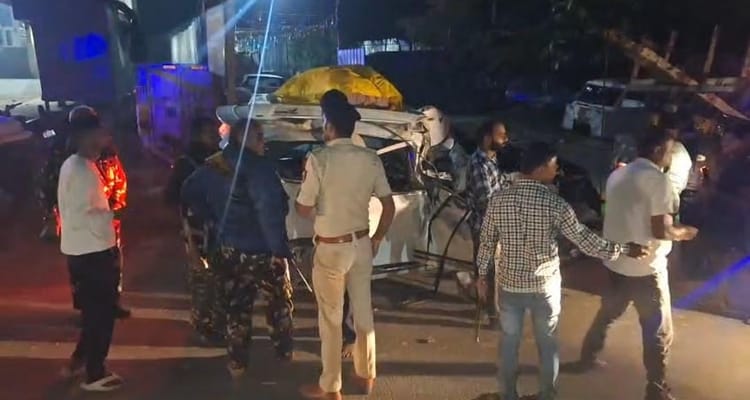 मुजफ्फरपुर में भीषण सड़क हादसा: नेपाल से लौट रहे श्रद्धालुओं की कार ट्रैक्टर से टकराई, तीन की मौत; तीन घायल