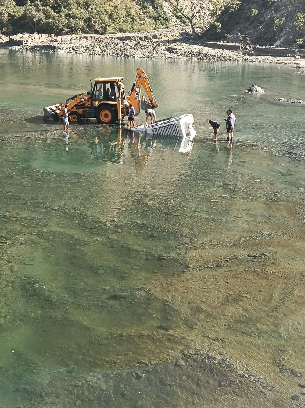 Disaster has passed, calamity continues... broken bridge not repaired, Bolero taxi overturned while crossing ravine