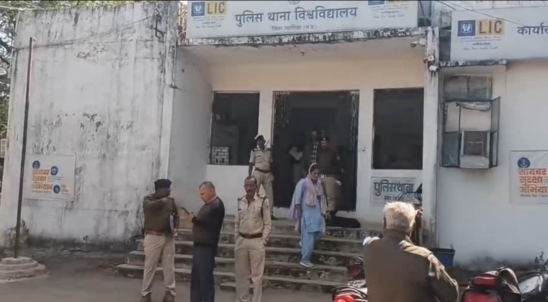 Gwalior News: Police arrested a Bangladeshi girl from a flat in Govindpuri.