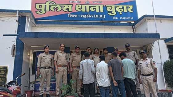 पुलिस की गिरफ्त में आरोपी।