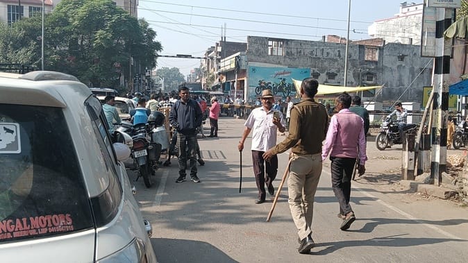 When there was a jam at the Aliganj road crossing, the lawyer took charge.