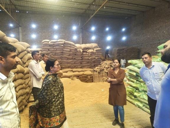 The Chief Minister's flying squad conducted a raid at Godama, found irregularities in the stock and records of DAP fertilizer, and issued a notice to the seller.