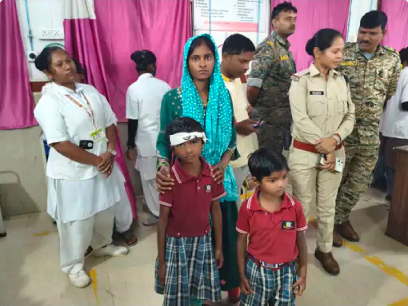घायल बच्चों का चल रहा इलाज