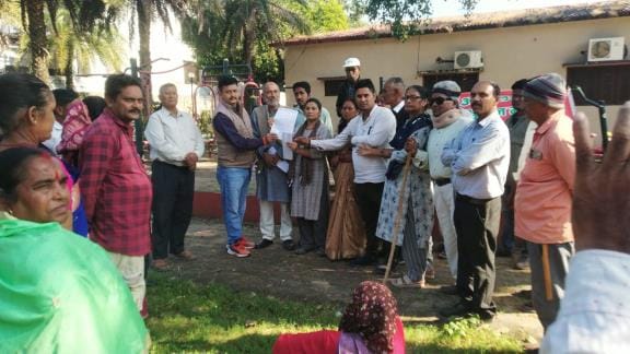 Bharatiya Kisan Mahasabha Bagjala staged a sit-in at the DFO office.