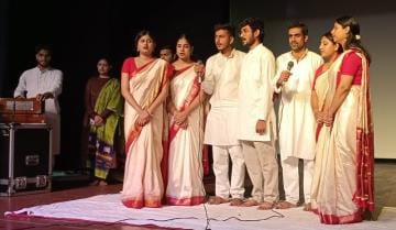 The Vice Chancellor and the students sang the National Anthem.