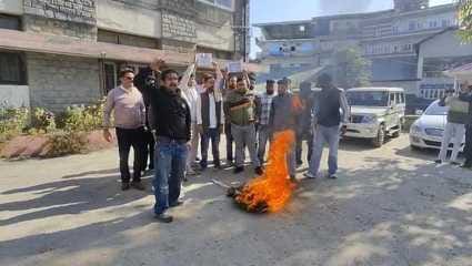 Youth Congress workers burnt an effigy of the Election Commission.