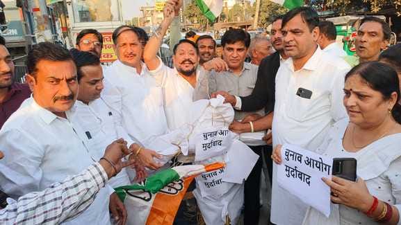 Congress workers burnt the effigy of the Election Commission.