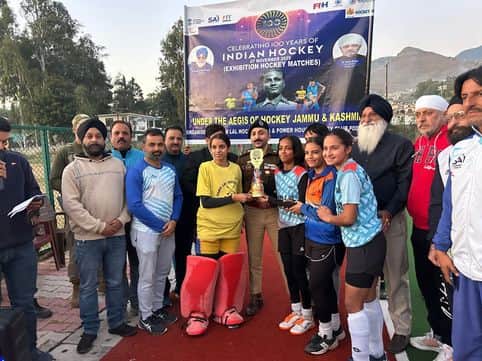 पुंछ में हाकी के 100 वर्ष पूरे होने पर आयोजित हाकी मुकाबलों की विजेता टीम को सम्मानित करते मुख्