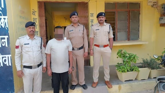 पुलिस गिरफ्त में इनामी आरोपी राहुल तिवारी।