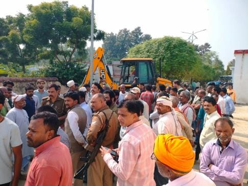 Bulldozers run on the buildings of the block complex, causing panic