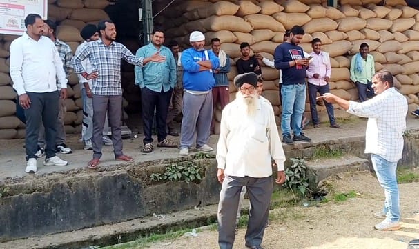 Paddy piles up again in Puwaiyan Mandi... uproar over non-weighing