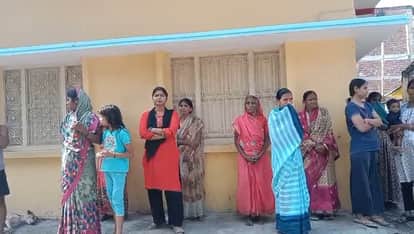 दाह संस्कार के लिए ले जाते परिवार लोग