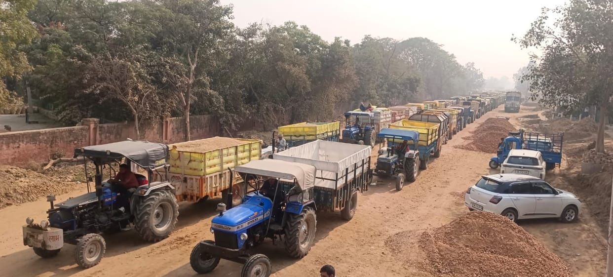 Bumper arrival... two km long jam in the market, police took charge